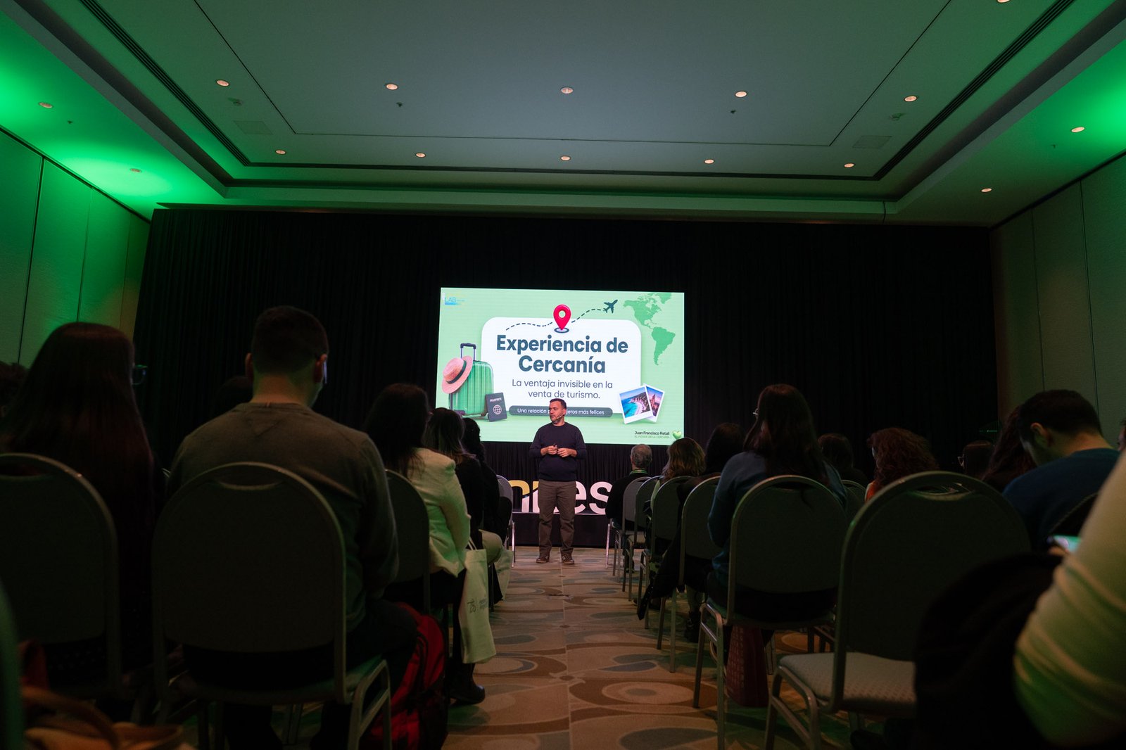 Sala completa durante la ponencia Experiencia de Cercanía
